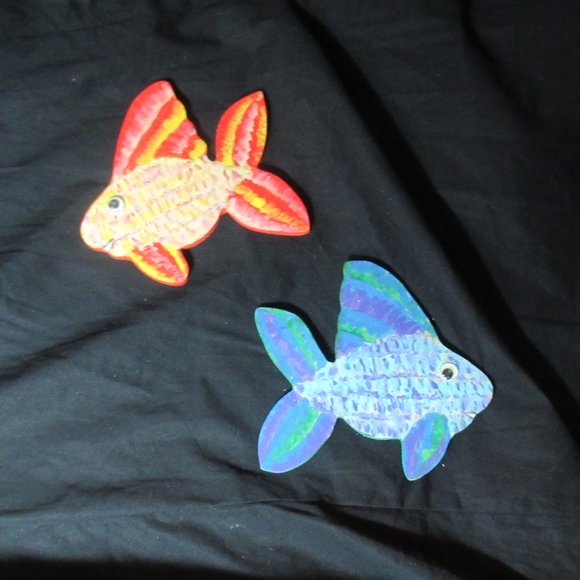 💜$4ifBundle3 NWT 2 Hand Painted fish magnets